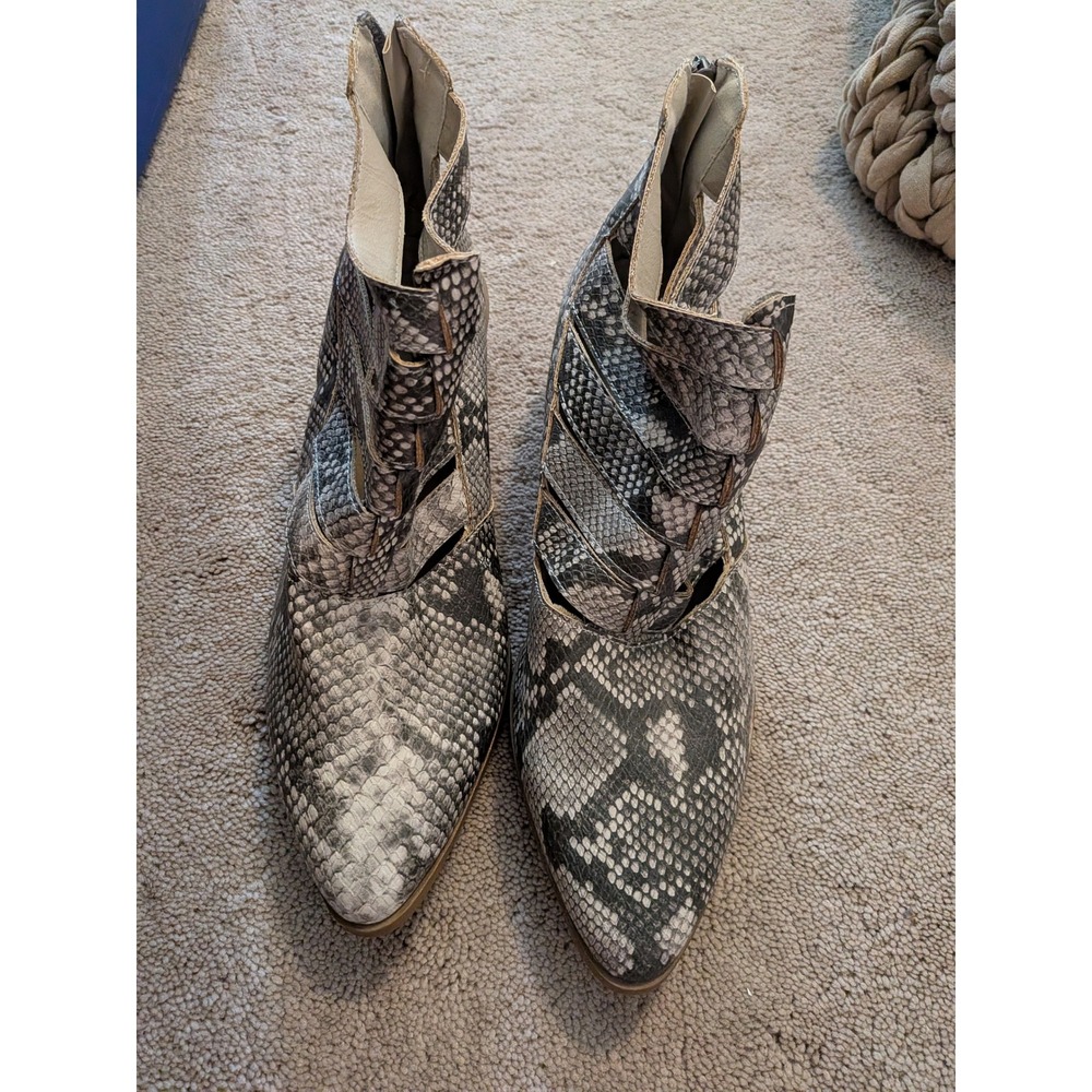 Fergalicious Malaki Snakeskin Print Cutout Ankle Boots Grey White Womens 11M